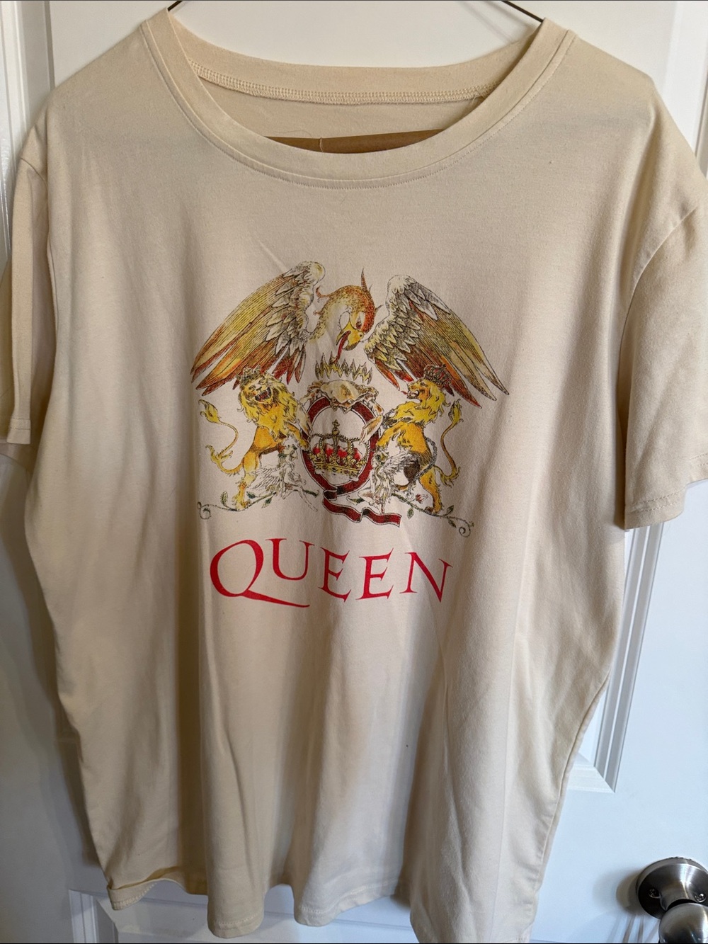 Que Cream Short Sleeve Tee with Red Crest Graphic